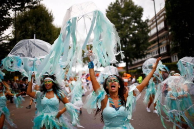 El popular carnaval de Notting Hill, en el oeste de Londres, vivió este lunes su "día grande" con un desfile repleto de color y ritmos caribeños y bajo una fuerte presencia policial.