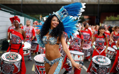 El popular carnaval de Notting Hill, en el oeste de Londres, vivió este lunes su "día grande" con un desfile repleto de color y ritmos caribeños y bajo una fuerte presencia policial.