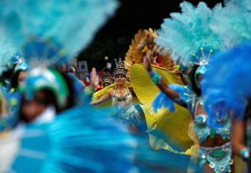 El popular carnaval de Notting Hill, en el oeste de Londres, vivió este lunes su "día grande" con un desfile repleto de color y ritmos caribeños y bajo una fuerte presencia policial.