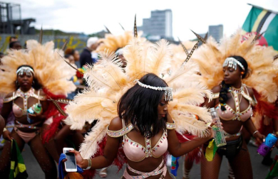 El popular carnaval de Notting Hill, en el oeste de Londres, vivió este lunes su "día grande" con un desfile repleto de color y ritmos caribeños y bajo una fuerte presencia policial.