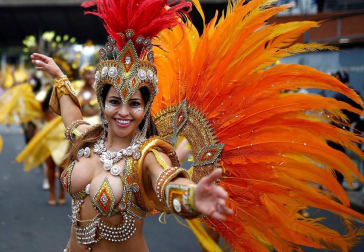 El popular carnaval de Notting Hill, en el oeste de Londres, vivió este lunes su "día grande" con un desfile repleto de color y ritmos caribeños y bajo una fuerte presencia policial.
