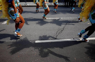 El popular carnaval de Notting Hill, en el oeste de Londres, vivió este lunes su "día grande" con un desfile repleto de color y ritmos caribeños y bajo una fuerte presencia policial.