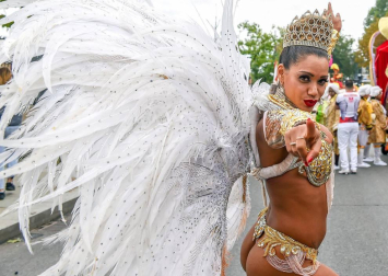El popular carnaval de Notting Hill, en el oeste de Londres, vivió este lunes su "día grande" con un desfile repleto de color y ritmos caribeños y bajo una fuerte presencia policial.