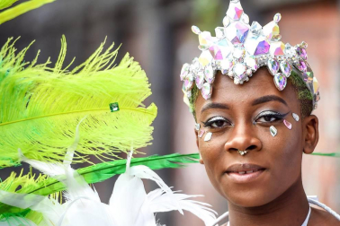 El popular carnaval de Notting Hill, en el oeste de Londres, vivió este lunes su "día grande" con un desfile repleto de color y ritmos caribeños y bajo una fuerte presencia policial.