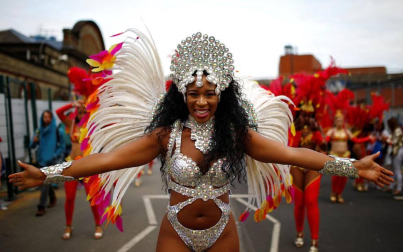 El popular carnaval de Notting Hill, en el oeste de Londres, vivió este lunes su "día grande" con un desfile repleto de color y ritmos caribeños y bajo una fuerte presencia policial.
