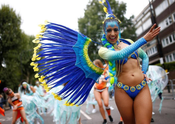 El popular carnaval de Notting Hill, en el oeste de Londres, vivió este lunes su "día grande" con un desfile repleto de color y ritmos caribeños y bajo una fuerte presencia policial.