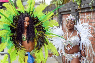 El popular carnaval de Notting Hill, en el oeste de Londres, vivió este lunes su "día grande" con un desfile repleto de color y ritmos caribeños y bajo una fuerte presencia policial.
