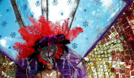 El popular carnaval de Notting Hill, en el oeste de Londres, vivió este lunes su "día grande" con un desfile repleto de color y ritmos caribeños y bajo una fuerte presencia policial.