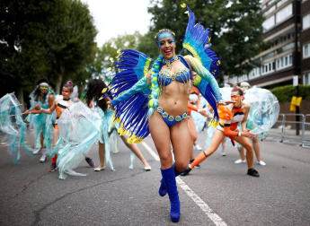 El popular carnaval de Notting Hill, en el oeste de Londres, vivió este lunes su "día grande" con un desfile repleto de color y ritmos caribeños y bajo una fuerte presencia policial.