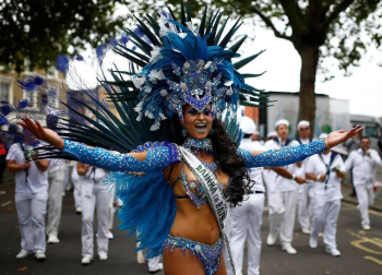 El popular carnaval de Notting Hill, en el oeste de Londres, vivió este lunes su "día grande" con un desfile repleto de color y ritmos caribeños y bajo una fuerte presencia policial.