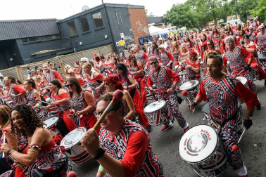 El popular carnaval de Notting Hill, en el oeste de Londres, vivió este lunes su "día grande" con un desfile repleto de color y ritmos caribeños y bajo una fuerte presencia policial.