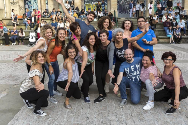 'Pamplona swing' ofreció una animada sesión de baile en la plaza de los Burgos dentro de la programación veraniega organizada desde la Sala Zentral. Con este espectáculo se dio cierre al ciclo Zentral ¡Baila! en el que los pamploneses, además del swing, han podido disfrutar de estilos como bailes latinos, lindy hop o euskaldantza.