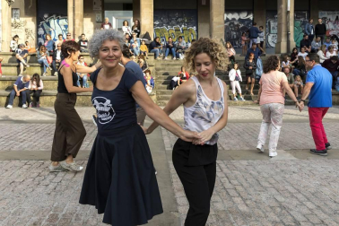 'Pamplona swing' ofreció una animada sesión de baile en la plaza de los Burgos dentro de la programación veraniega organizada desde la Sala Zentral. Con este espectáculo se dio cierre al ciclo Zentral ¡Baila! en el que los pamploneses, además del swing, han podido disfrutar de estilos como bailes latinos, lindy hop o euskaldantza.