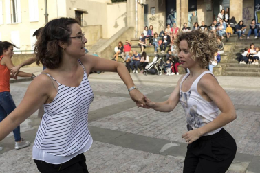 'Pamplona swing' ofreció una animada sesión de baile en la plaza de los Burgos dentro de la programación veraniega organizada desde la Sala Zentral. Con este espectáculo se dio cierre al ciclo Zentral ¡Baila! en el que los pamploneses, además del swing, han podido disfrutar de estilos como bailes latinos, lindy hop o euskaldantza.