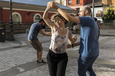 'Pamplona swing' ofreció una animada sesión de baile en la plaza de los Burgos dentro de la programación veraniega organizada desde la Sala Zentral. Con este espectáculo se dio cierre al ciclo Zentral ¡Baila! en el que los pamploneses, además del swing, han podido disfrutar de estilos como bailes latinos, lindy hop o euskaldantza.