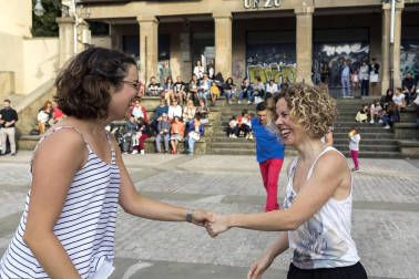 'Pamplona swing' ofreció una animada sesión de baile en la plaza de los Burgos dentro de la programación veraniega organizada desde la Sala Zentral. Con este espectáculo se dio cierre al ciclo Zentral ¡Baila! en el que los pamploneses, además del swing, han podido disfrutar de estilos como bailes latinos, lindy hop o euskaldantza.
