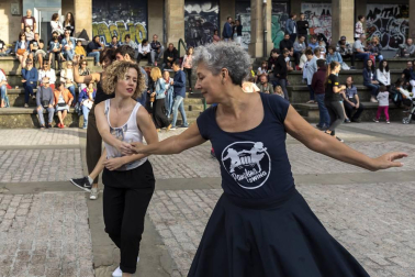 'Pamplona swing' ofreció una animada sesión de baile en la plaza de los Burgos dentro de la programación veraniega organizada desde la Sala Zentral. Con este espectáculo se dio cierre al ciclo Zentral ¡Baila! en el que los pamploneses, además del swing, han podido disfrutar de estilos como bailes latinos, lindy hop o euskaldantza.