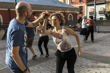 'Pamplona swing' ofreció una animada sesión de baile en la plaza de los Burgos dentro de la programación veraniega organizada desde la Sala Zentral. Con este espectáculo se dio cierre al ciclo Zentral ¡Baila! en el que los pamploneses, además del swing, han podido disfrutar de estilos como bailes latinos, lindy hop o euskaldantza.