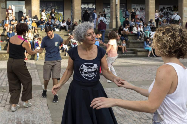 'Pamplona swing' ofreció una animada sesión de baile en la plaza de los Burgos dentro de la programación veraniega organizada desde la Sala Zentral. Con este espectáculo se dio cierre al ciclo Zentral ¡Baila! en el que los pamploneses, además del swing, han podido disfrutar de estilos como bailes latinos, lindy hop o euskaldantza.