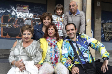 'Pamplona swing' ofreció una animada sesión de baile en la plaza de los Burgos dentro de la programación veraniega organizada desde la Sala Zentral. Con este espectáculo se dio cierre al ciclo Zentral ¡Baila! en el que los pamploneses, además del swing, han podido disfrutar de estilos como bailes latinos, lindy hop o euskaldantza.