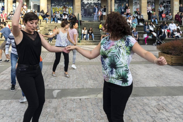 'Pamplona swing' ofreció una animada sesión de baile en la plaza de los Burgos dentro de la programación veraniega organizada desde la Sala Zentral. Con este espectáculo se dio cierre al ciclo Zentral ¡Baila! en el que los pamploneses, además del swing, han podido disfrutar de estilos como bailes latinos, lindy hop o euskaldantza.