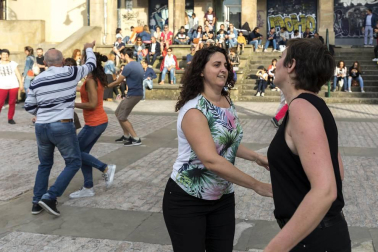'Pamplona swing' ofreció una animada sesión de baile en la plaza de los Burgos dentro de la programación veraniega organizada desde la Sala Zentral. Con este espectáculo se dio cierre al ciclo Zentral ¡Baila! en el que los pamploneses, además del swing, han podido disfrutar de estilos como bailes latinos, lindy hop o euskaldantza.