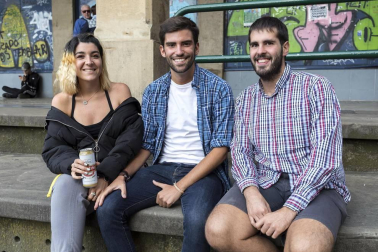 'Pamplona swing' ofreció una animada sesión de baile en la plaza de los Burgos dentro de la programación veraniega organizada desde la Sala Zentral. Con este espectáculo se dio cierre al ciclo Zentral ¡Baila! en el que los pamploneses, además del swing, han podido disfrutar de estilos como bailes latinos, lindy hop o euskaldantza.