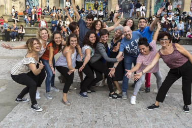 'Pamplona swing' ofreció una animada sesión de baile en la plaza de los Burgos dentro de la programación veraniega organizada desde la Sala Zentral. Con este espectáculo se dio cierre al ciclo Zentral ¡Baila! en el que los pamploneses, además del swing, han podido disfrutar de estilos como bailes latinos, lindy hop o euskaldantza.