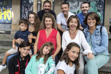 'Pamplona swing' ofreció una animada sesión de baile en la plaza de los Burgos dentro de la programación veraniega organizada desde la Sala Zentral. Con este espectáculo se dio cierre al ciclo Zentral ¡Baila! en el que los pamploneses, además del swing, han podido disfrutar de estilos como bailes latinos, lindy hop o euskaldantza.