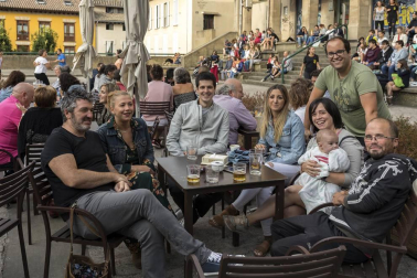 'Pamplona swing' ofreció una animada sesión de baile en la plaza de los Burgos dentro de la programación veraniega organizada desde la Sala Zentral. Con este espectáculo se dio cierre al ciclo Zentral ¡Baila! en el que los pamploneses, además del swing, han podido disfrutar de estilos como bailes latinos, lindy hop o euskaldantza.