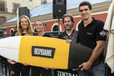 'Pamplona swing' ofreció una animada sesión de baile en la plaza de los Burgos dentro de la programación veraniega organizada desde la Sala Zentral. Con este espectáculo se dio cierre al ciclo Zentral ¡Baila! en el que los pamploneses, además del swing, han podido disfrutar de estilos como bailes latinos, lindy hop o euskaldantza.