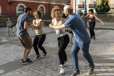 'Pamplona swing' ofreció una animada sesión de baile en la plaza de los Burgos dentro de la programación veraniega organizada desde la Sala Zentral. Con este espectáculo se dio cierre al ciclo Zentral ¡Baila! en el que los pamploneses, además del swing, han podido disfrutar de estilos como bailes latinos, lindy hop o euskaldantza.