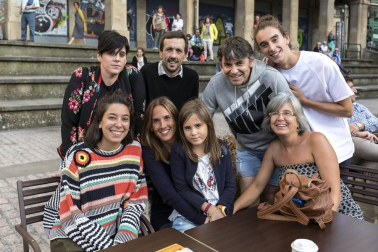 'Pamplona swing' ofreció una animada sesión de baile en la plaza de los Burgos dentro de la programación veraniega organizada desde la Sala Zentral. Con este espectáculo se dio cierre al ciclo Zentral ¡Baila! en el que los pamploneses, además del swing, han podido disfrutar de estilos como bailes latinos, lindy hop o euskaldantza.