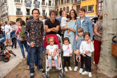 Flamenco en los balcones, una de las ofertas más populares del programa cultural 'Flamenco on fire', regresó a Pamplona del miércoles 22 al domingo 26 de agosto. Tres escenarios se fueron dando relevo durante estos días: el balcón del Ayuntamiento, otro en la calle Mañueta y, finalmente, el del Hotel La Perla, en la céntrica Plaza del Castillo. A este último acudió la cámara de ¡Click! para escuchar el arte de Guadiana y Carlos de Jacoba.