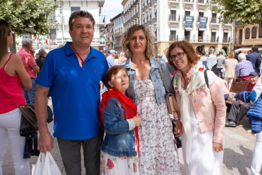 Flamenco en los balcones, una de las ofertas más populares del programa cultural 'Flamenco on fire', regresó a Pamplona del miércoles 22 al domingo 26 de agosto. Tres escenarios se fueron dando relevo durante estos días: el balcón del Ayuntamiento, otro en la calle Mañueta y, finalmente, el del Hotel La Perla, en la céntrica Plaza del Castillo. A este último acudió la cámara de ¡Click! para escuchar el arte de Guadiana y Carlos de Jacoba.