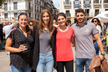 Flamenco en los balcones, una de las ofertas más populares del programa cultural 'Flamenco on fire', regresó a Pamplona del miércoles 22 al domingo 26 de agosto. Tres escenarios se fueron dando relevo durante estos días: el balcón del Ayuntamiento, otro en la calle Mañueta y, finalmente, el del Hotel La Perla, en la céntrica Plaza del Castillo. A este último acudió la cámara de ¡Click! para escuchar el arte de Guadiana y Carlos de Jacoba.