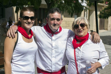 La Escuela de Jotas Villa de Mendavia, junto a la vecina Escuela Municipal de Jotas de Arróniz, protagonizó la mañana de fiestas del domingo 26 de agosto. Sus cantos animaron las calles en los momentos previos a la puesta en marcha de la pochada popular. Previamente, ambas escuelas acudieron a la residencia de ancianos Dionisio Salcedo Sádaba para compartir su alegría con los más mayores.