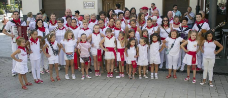 La Escuela de Jotas Villa de Mendavia, junto a la vecina Escuela Municipal de Jotas de Arróniz, protagonizó la mañana de fiestas del domingo 26 de agosto. Sus cantos animaron las calles en los momentos previos a la puesta en marcha de la pochada popular. Previamente, ambas escuelas acudieron a la residencia de ancianos Dionisio Salcedo Sádaba para compartir su alegría con los más mayores.