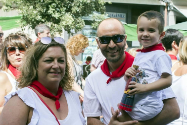 La Escuela de Jotas Villa de Mendavia, junto a la vecina Escuela Municipal de Jotas de Arróniz, protagonizó la mañana de fiestas del domingo 26 de agosto. Sus cantos animaron las calles en los momentos previos a la puesta en marcha de la pochada popular. Previamente, ambas escuelas acudieron a la residencia de ancianos Dionisio Salcedo Sádaba para compartir su alegría con los más mayores.