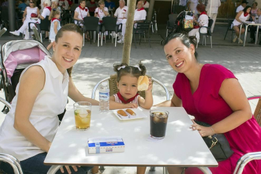 La Escuela de Jotas Villa de Mendavia, junto a la vecina Escuela Municipal de Jotas de Arróniz, protagonizó la mañana de fiestas del domingo 26 de agosto. Sus cantos animaron las calles en los momentos previos a la puesta en marcha de la pochada popular. Previamente, ambas escuelas acudieron a la residencia de ancianos Dionisio Salcedo Sádaba para compartir su alegría con los más mayores.