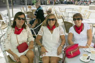 La Escuela de Jotas Villa de Mendavia, junto a la vecina Escuela Municipal de Jotas de Arróniz, protagonizó la mañana de fiestas del domingo 26 de agosto. Sus cantos animaron las calles en los momentos previos a la puesta en marcha de la pochada popular. Previamente, ambas escuelas acudieron a la residencia de ancianos Dionisio Salcedo Sádaba para compartir su alegría con los más mayores.