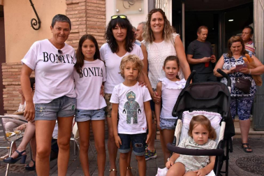 Del viernes 24 de agosto al domingo 26, Corella puso en marcha de la décima edición de sus Fiestas de la Vendimia. La cámara de ¡Click! se acercó el domingo a la mañana para disfrutar con los vecinos de la actuación de la Compañía de Danza Ballet Embrujo y el encierro infantil simulado, que se desarrollaron ambos en la plaza de España.