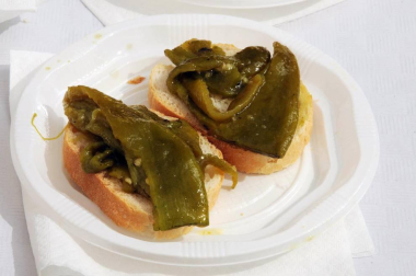 El 25 de agosto los peralteses celebraron la segunda edición del Día del Cucón, un pimiento autóctono con mucha clase. El cocinero local Antonio Barcos Díaz fue el encargado de realizar la lectura del pregón, tras la que se procedió a la degustación de 700 raciones de este suave y carnoso pimiento en la plaza Principal.