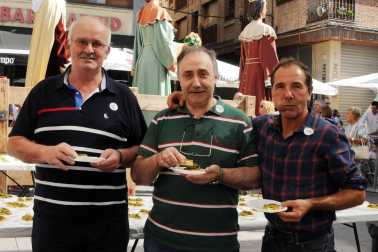 El 25 de agosto los peralteses celebraron la segunda edición del Día del Cucón, un pimiento autóctono con mucha clase. El cocinero local Antonio Barcos Díaz fue el encargado de realizar la lectura del pregón, tras la que se procedió a la degustación de 700 raciones de este suave y carnoso pimiento en la plaza Principal.