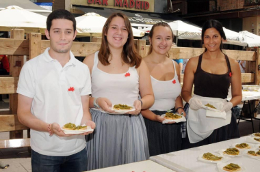 El 25 de agosto los peralteses celebraron la segunda edición del Día del Cucón, un pimiento autóctono con mucha clase. El cocinero local Antonio Barcos Díaz fue el encargado de realizar la lectura del pregón, tras la que se procedió a la degustación de 700 raciones de este suave y carnoso pimiento en la plaza Principal.