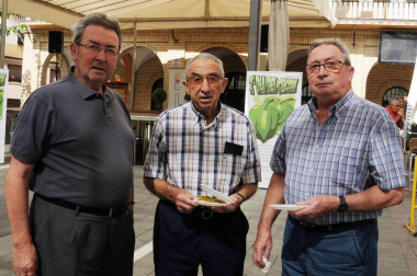 El 25 de agosto los peralteses celebraron la segunda edición del Día del Cucón, un pimiento autóctono con mucha clase. El cocinero local Antonio Barcos Díaz fue el encargado de realizar la lectura del pregón, tras la que se procedió a la degustación de 700 raciones de este suave y carnoso pimiento en la plaza Principal.