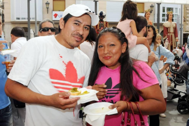 El 25 de agosto los peralteses celebraron la segunda edición del Día del Cucón, un pimiento autóctono con mucha clase. El cocinero local Antonio Barcos Díaz fue el encargado de realizar la lectura del pregón, tras la que se procedió a la degustación de 700 raciones de este suave y carnoso pimiento en la plaza Principal.