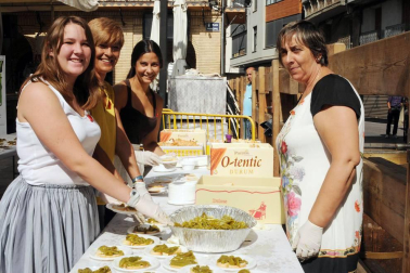 El 25 de agosto los peralteses celebraron la segunda edición del Día del Cucón, un pimiento autóctono con mucha clase. El cocinero local Antonio Barcos Díaz fue el encargado de realizar la lectura del pregón, tras la que se procedió a la degustación de 700 raciones de este suave y carnoso pimiento en la plaza Principal.