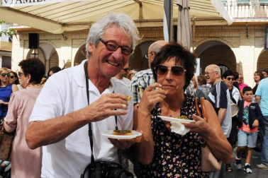 El 25 de agosto los peralteses celebraron la segunda edición del Día del Cucón, un pimiento autóctono con mucha clase. El cocinero local Antonio Barcos Díaz fue el encargado de realizar la lectura del pregón, tras la que se procedió a la degustación de 700 raciones de este suave y carnoso pimiento en la plaza Principal.