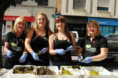 El 25 de agosto los peralteses celebraron la segunda edición del Día del Cucón, un pimiento autóctono con mucha clase. El cocinero local Antonio Barcos Díaz fue el encargado de realizar la lectura del pregón, tras la que se procedió a la degustación de 700 raciones de este suave y carnoso pimiento en la plaza Principal.
